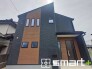 1号棟 ～モダンな印象の外観～
・木目調の外壁アクセントは幅広いテイストにマッチし、住まいに温かみを与えてくれる人気のデザイン。
・見た目に重厚感が生まれ、高級感のある仕様となっております。