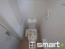 ～埋め込み収納でトイレをスッキリ～
・壁の厚さを利用して収納を埋め込みました。
・床に収納を置かなくていいので床掃除も楽々です。
(１号棟)