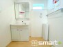～シャワー付き洗面台を採用～
・洗面台の蛇口がホースで伸びシャワーとしてご利用可能。
・朝の寝ぐせ直しなどにシャワーを使いたい時、洗面台の掃除をする際にも便利にお使いいただけます。
(１号棟)