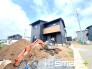 2号棟 ～シックな色彩の外観を採用～
・外壁に濃い色を採用する事でモダンな印象のシックな外観となっております。
・高級感も出るので毎日家に帰るのが誇らしくなります。ぜひ現地でご確認くださいませ。
 2026/07/28m