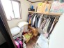 ～たっぷり収納できるウォークインクローゼット～
・衣類やバッグ、小物などをまとめて収納できる便利なスペースです。
・居室をすっきりと保ちやすく、整理整頓もしやすくなっております。