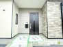 ～お住まいの顔「玄関」～
・玄関ドアの上にはもちろん軒がございますので、雨の日でも濡れずに鍵の開閉が可能です。
・鍵は防犯性に優れたディンプルキーを採用。
