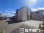 ～閑静な住宅街の立地～
・周辺は閑静な住宅街となっておりますので、静かな暮らしをご実現いただけます。
・前面道路の交通量も多くないので、小さなお子様がいるご家庭でもご安心ですね。（１号棟）
