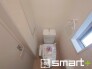 ～やはり便利なタンク式トイレ～
・最近はタンクレストイレもございますが、タンク式の場合は停電時もお水を流すことが可能。
・故障時なども比較的費用が安くなるなど、メリットが多くなります。（１号棟）


