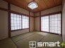 ～２面採光の明るいお部屋～
・和室は２面採光とする事で穏やかな陽の入る明るい空間となっております。
・くつろぎのプライベート時間を明るい空間で穏やかにお過ごしいただけます。
