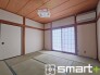 ～「和みの部屋」和室をご用意～
・ゴロンと寝転がったり、お子様のいるご家庭ではお子様を寝かしつけたり、などご活用いただける和室をご用意。
・やはり畳の香りは心が落ち着きますね。
