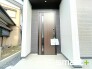 ～お住まいの顔「玄関」～
・玄関ドアの上にはもちろん軒がございますので、雨の日でも濡れずに鍵の開閉が可能です。
・鍵は防犯性に優れたディンプルキーを採用。
