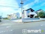 ～閑静な住宅街の立地～
・周辺は閑静な住宅街となっておりますので、静かな暮らしをご実現いただけます。
・前面道路の交通量も多くないので、小さなお子様がいるご家庭でもご安心ですね。
