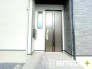 ～お住まいの顔「玄関」～
・玄関ドアの上にはもちろん軒がございますので、雨の日でも濡れずに鍵の開閉が可能です。
・鍵は防犯性に優れたディンプルキーを採用。
