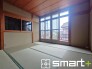～２面採光の明るいお部屋～
・和室は２面採光とする事で穏やかな陽の入る明るい空間となっております。
・くつろぎのプライベート時間を明るい空間で穏やかにお過ごしいただけます。
