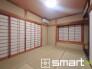 ～２面採光の明るいお部屋～
・和室は２面採光とする事で穏やかな陽の入る明るい空間となっております。
・くつろぎのプライベート時間を明るい空間で穏やかにお過ごしいただけます。

