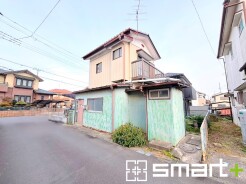 ~閑静な住宅街の立地~
・周辺は閑静な住宅街となっておりますので、静かな暮らしをご実現いただけます。
・前面道路の交通量も多くないので、小さなお子様がいるご家庭でもご安心ですね。