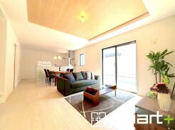 ~穏やかな陽の入るLDK~
・大きな窓のあるLDKは陽当りも良好で明るい空間となっております。
・ご家族団らんなど過ごす時間の多いLDKが明るいのは嬉しいポイントですね。