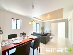 ~家族団らんにピッタリの広々リビング~
・穏やかな陽だまりに包まれる居心地の良いLDKは、ご家族が自然と集まる憩いのスペースになりそうですね。
・隣接の洋室をリビングの続き間として利用すれば22帖超の広々空間になります。