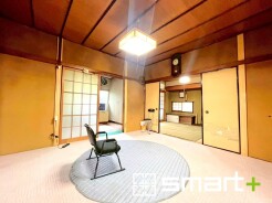 ~「和みの部屋」和室をご用意~
・ゴロンと寝転がったり、お子様のいるご家庭ではお子様を寝かしつけたり、などご活用いただける和室をご用意。
・やはり畳の香りは心が落ち着きますね。