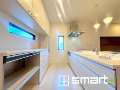 ~人気のカウンターキッチン~
・キッチンは人気のカウンタータイプを採用。「ご家族の顔が見える」造りです。
・汚れの付きづらい天板、水はけの良いシンクなど機能面でも充実の仕様。