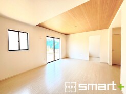 ~家族団らんにピッタリのLDK~
・ご家族みんながゆったり寛げる広々としたリビングは、たくさんの窓からたっぷりの陽光が差し込む明るい空間。
・キッチン・洗面など水回りを集中させることで家事のしやすい間取プランです。
(1号棟)