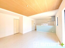 ~折り上げ天井のあるLDK~
・一部天井を高くする折り上げ天井を配する事で縦への空間が生まれ、開放感のある広々とした仕様に。
・ぜひ現地でその魅力をご体感くださいませ。
(1号棟)