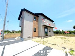 ~モダンな印象の外観~
・木目調の外壁アクセントは幅広いテイストにマッチし、住まいに温かみや高級感を与えてくれる人気のデザインです。
・毎日家に帰ってくることが誇らしくなりますね。
(1号棟)