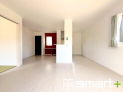 ~穏やかな陽の入るLDK~
・大きな窓のあるLDKは陽当りも良好で明るい空間となっております。
・ご家族団らんなど過ごす時間の多いLDKが明るいのは嬉しいポイントですね。