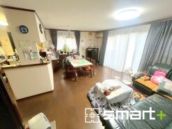 ~穏やかな陽の入るLDK~
・大きな窓のあるLDKは陽当りも良好で明るい空間となっております。
・ご家族団らんなど過ごす時間の多いLDKが明るいのは嬉しいポイントですね。