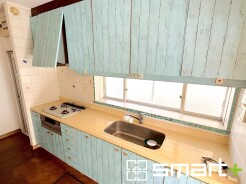 ~リビングを有効活用~
・キッチンは対面式ではなく壁側にございますので、お部屋の中の空間を有効活用できます。
・現地ではぜひ家具の配置などもイメージしながらご見学くださいませ。