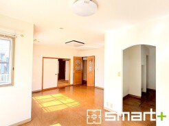 ~穏やかな陽の入るLDK~
・大きな窓のあるLDKは陽当りも良好で明るい空間となっております。
・ご家族団らんなど過ごす時間の多いLDKが明るいのは嬉しいポイントですね。