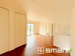 ~日当り良好のLDK~
・穏やかな陽だまりに包まれる居心地の良いLDKは、ご家族が自然と集まる憩いのスペースに。
・家事をしながらリビング全体が見渡せるカウンターキッチンも魅力。