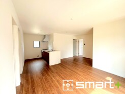 ~穏やかな陽の入るLDK~
・大きな窓のあるLDKは陽当りも良好で明るい空間となっております。
・ご家族団らんなど過ごす時間の多いLDKが明るいのは嬉しいポイントですね。