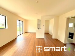 ~穏やかな陽の入るLDK~
・大きな窓のあるLDKは陽当りも良好で明るい空間となっております。
・ご家族団らんなど過ごす時間の多いLDKが明るいのは嬉しいポイントですね。
(2号棟)