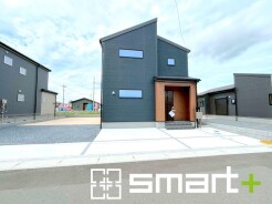 ~シックな色彩の外観を採用~
・外壁に濃い色を採用する事でモダンな印象のシックな外観となっております。
・高級感も出るので毎日家に帰るのが誇らしくなります。ぜひ現地でご確認くださいませ。
(2号棟)