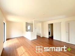 ~日当り良好のLDK~
・たくさんの窓からたっぷりの陽光が差し込む明るいリビングで寛ぎのひと時を。
・出来立てのお料理を運ぶのにも、食器の後片付けもラクラクなカウンターキッチン。
(2号棟)