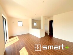 ~穏やかな陽の入るLDK~
・大きな窓のあるLDKは陽当りも良好で明るい空間となっております。
・ご家族団らんなど過ごす時間の多いLDKが明るいのは嬉しいポイントですね。