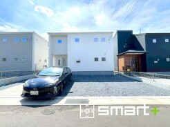 ~重厚感のある外観~
・幅の広い造りとなっておりますので、見た目に重厚感が生まれ、高級感のある仕様となっております。
・毎日家に帰ってくるのが誇らしくなるような外観です。