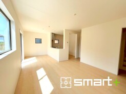 ~穏やかな陽の入るLDK~
・大きな窓のあるLDKは陽当りも良好で明るい空間となっております。
・ご家族団らんなど過ごす時間の多いLDKが明るいのは嬉しいポイントですね。