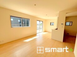 ~日当り良好のLDK~
・たくさんの窓からたっぷりの陽光が差し込む明るいリビングで寛ぎのひと時を。
・柔らかみのあるナチュラルカラーで、家具やカーテンの色も選びやすいです。