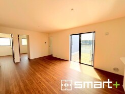 ~穏やかな陽の入るLDK~
・大きな窓のあるLDKは陽当りも良好で明るい空間となっております。
・ご家族団らんなど過ごす時間の多いLDKが明るいのは嬉しいポイントですね。