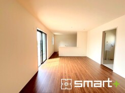 ~日当り良好のLDK~
・たくさんの窓からたっぷりの陽光が差し込む明るいリビングで寛ぎのひと時を。
・出来立てのお料理を運ぶのにも、食器の後片付けもラクラクなカウンターキッチン。