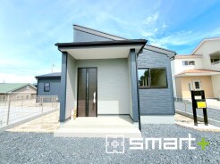 ~平屋で快適な暮らし~
・ワンフロアで開放的な空間が広がる平屋。生活動線がスムーズでご家族とのコミュニケーションも増えますね。
・建物が低いため強風の影響を受けにくく、耐風圧性も高くなります。