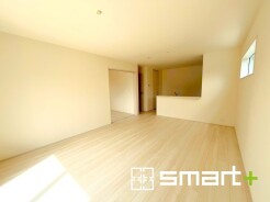 ~穏やかな陽の入るLDK~
・大きな窓のあるLDKは陽当りも良好で明るい空間となっております。
・ご家族団らんなど過ごす時間の多いLDKが明るいのは嬉しいポイントですね。