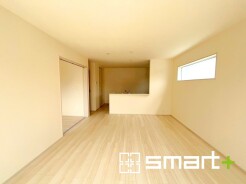 ~家族団らんにピッタリの広々リビング~
・穏やかな陽だまりに包まれる居心地の良いLDKは、ご家族が集まる憩いのスペースに。
・隣接の洋室を続き間として利用すれば21帖の広々空間になります。