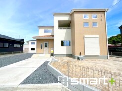 ~明るさを感じる外観~
・外壁は2トーンカラーを採用し、デザイン性に優れた見た目となっております。
・帰宅した際にホッと感じるような飽きのこない外観。ぜひ現地でご確認くださいませ。