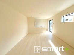 ~日当り良好のLDK~
・窓からたっぷりの陽光が差し込む明るいリビングで寛ぎのひと時を。
・柔らかみのあるナチュラルカラーで、家具やカーテンの色も選びやすいです。