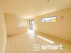 ~穏やかな陽の入るLDK~
・大きな窓のあるLDKは陽当りも良好で明るい空間となっております。
・ご家族団らんなど過ごす時間の多いLDKが明るいのは嬉しいポイントですね。