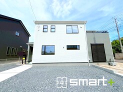 ~シンプルかつオシャレな白い外観~
・外壁をホワイトカラーにする事でクラシカルな印象の外観になりますね。
・高級感も出るので毎日家に帰るのが誇らしくなります。ぜひ現地でご確認くださいませ。