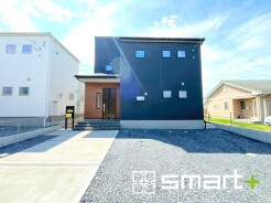 ~シックな色彩の外観を採用~
・外壁に濃い色を採用する事でモダンな印象のシックな外観となっております。
・高級感も出るので毎日家に帰るのが誇らしくなります。ぜひ現地でご確認くださいませ。
(1号棟)