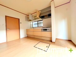 ~穏やかな陽の入るLDK~
・大きな窓のあるLDKは陽当りも良好で明るい空間となっております。
・ご家族団らんなど過ごす時間の多いLDKが明るいのは嬉しいポイントですね。