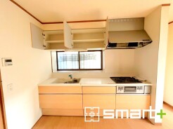 ~使い勝手の良いシステムキッチン~
・料理がしやすい設計のキッチンでお料理もはかどりますね。
・もちろんキッチン下部は収納になっておりますので、フライパンなども収納可能です。