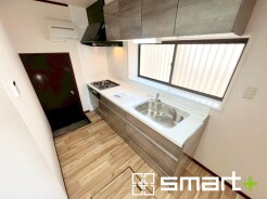 ~リビングを有効活用~
・キッチンは対面式ではなく壁側にございますので、お部屋の中の空間を有効活用できます。
・現地ではぜひ家具の配置などもイメージしながらご見学くださいませ。