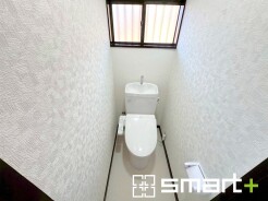 ~やはり便利なタンク式トイレ~
・最近はタンクレストイレもございますが、タンク式の場合は停電時もお水を流すことが可能。
・故障時なども比較的費用が安くなるなど、メリットが多くなります。